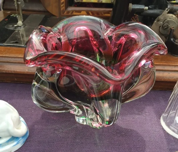 antik murano-glas vase mit roten und grünen farben
