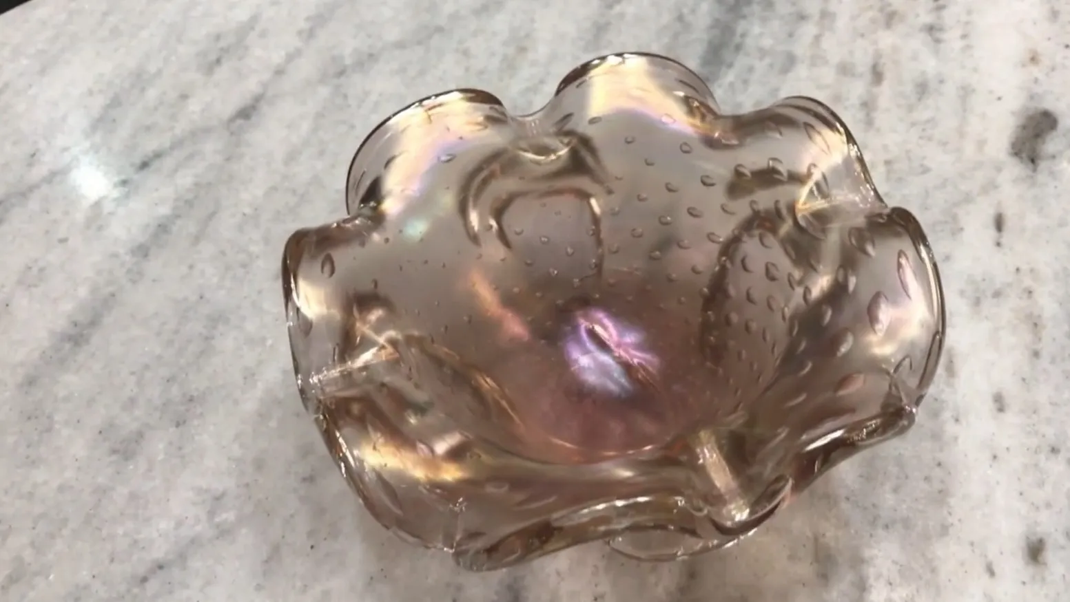 Schöner antiker Murano-Glas in Blumenform mit irisierenden Tönen, perfekt für die Dekoration.