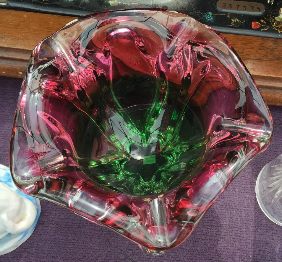 美丽的古老穆拉诺玻璃作品，红色和绿色色调