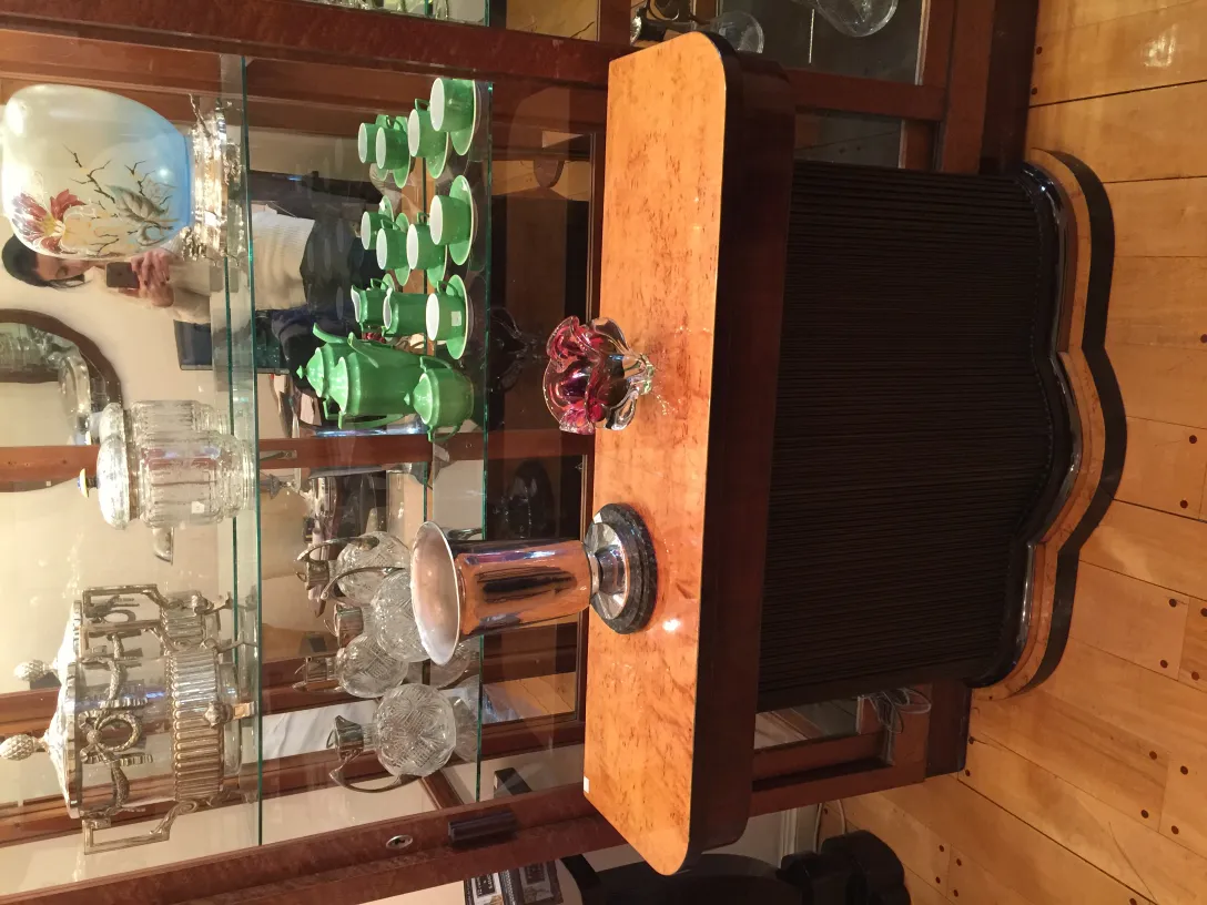 古老的穆拉诺玻璃装饰品，形状独特且色彩鲜艳