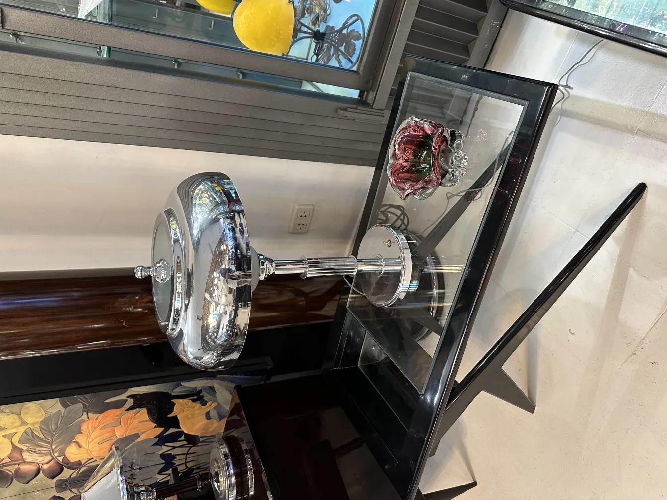 lampe ancienne en cristal de murano sur une table en verre