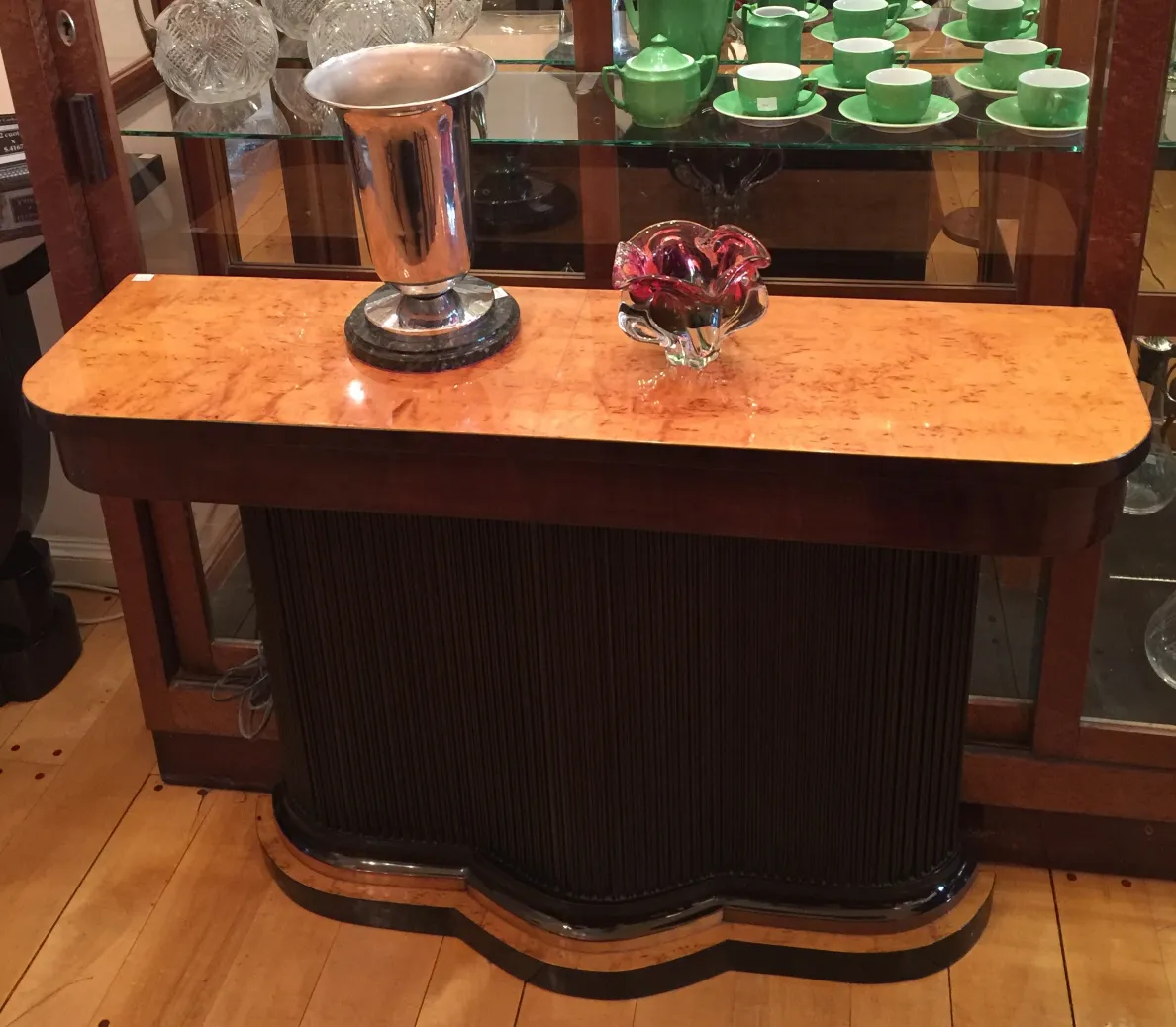 Cristal de Murano decorativo em uma mesa antiga