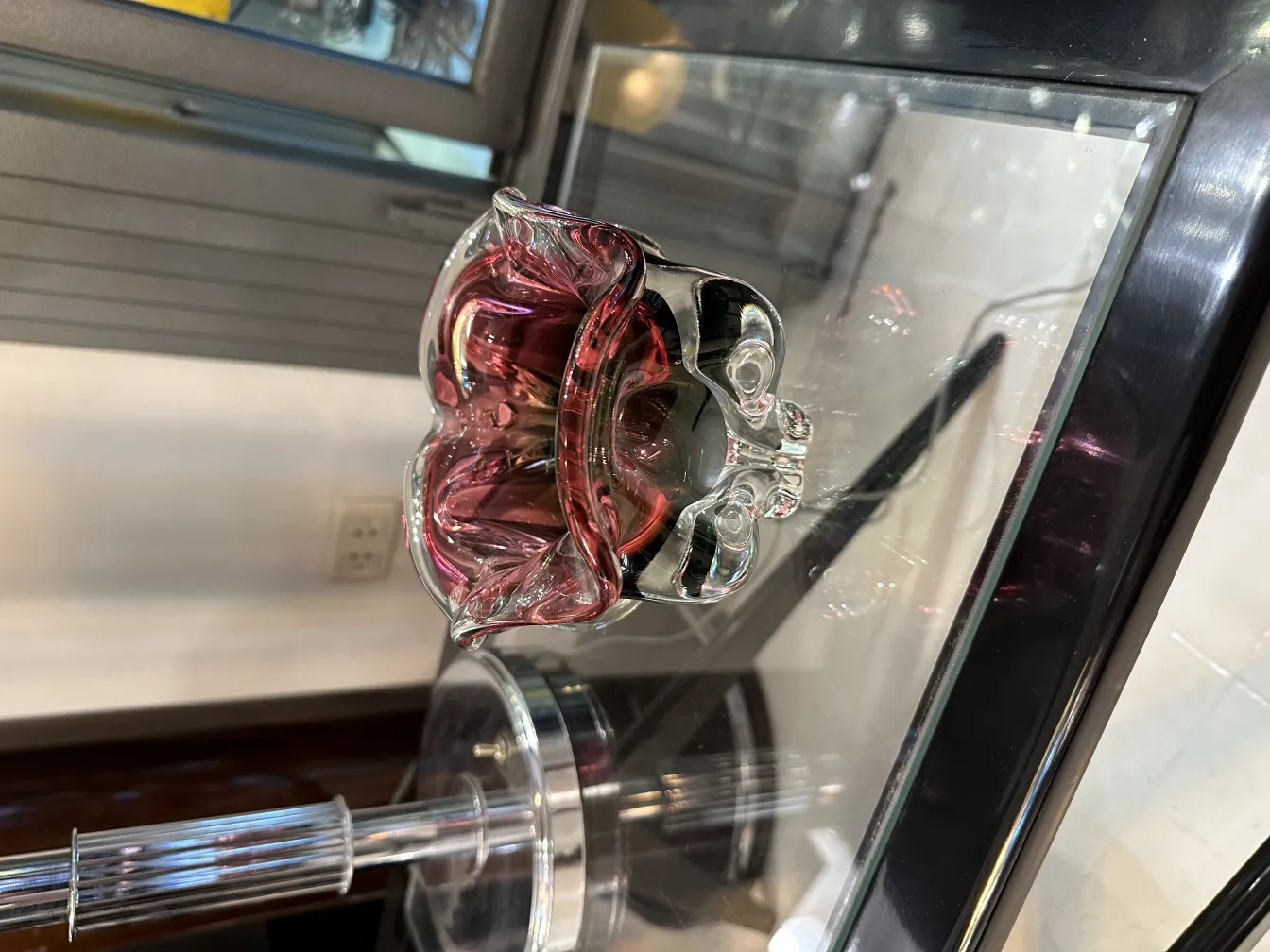 古老的穆拉诺玻璃花瓶，带有红色装饰