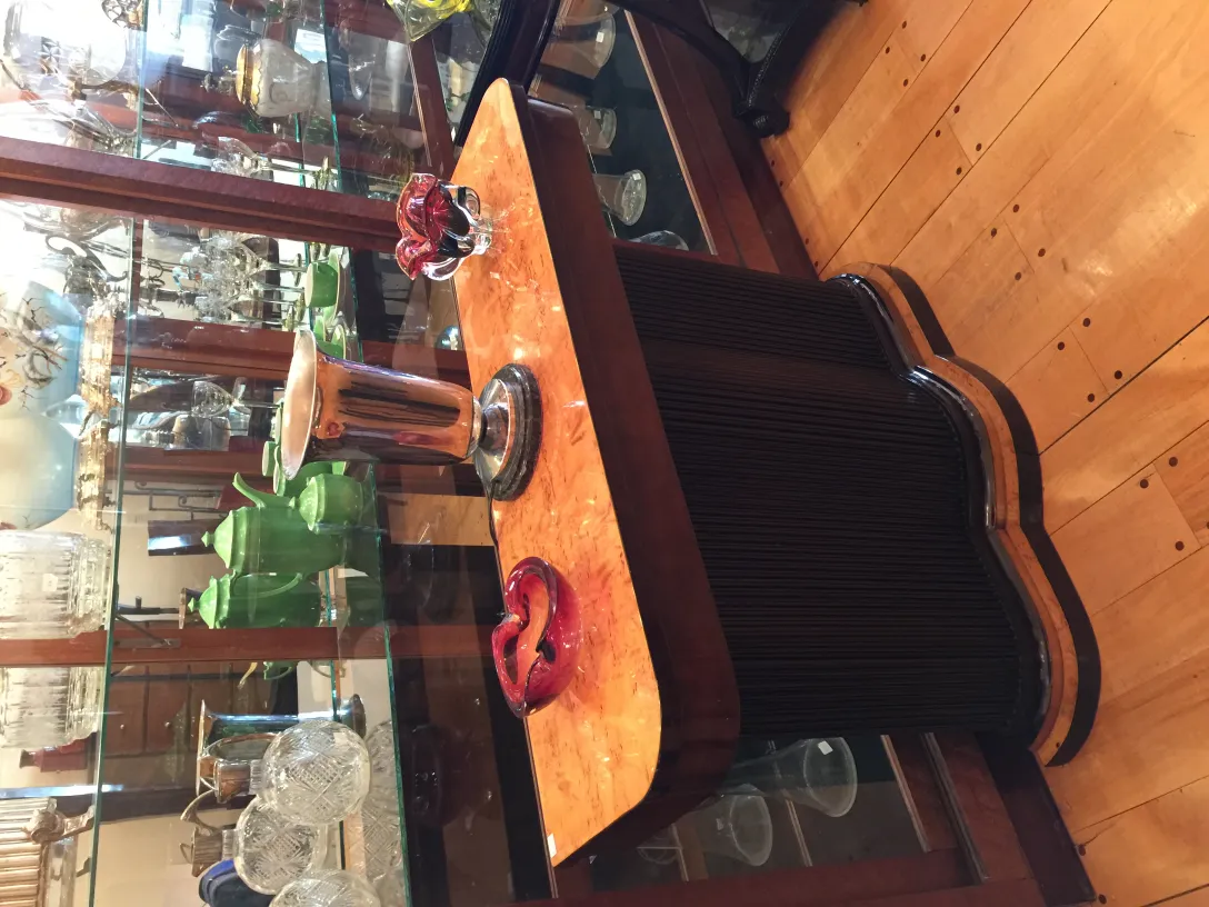 beau cristal de murano dans un cadre antique avec des détails décoratifs