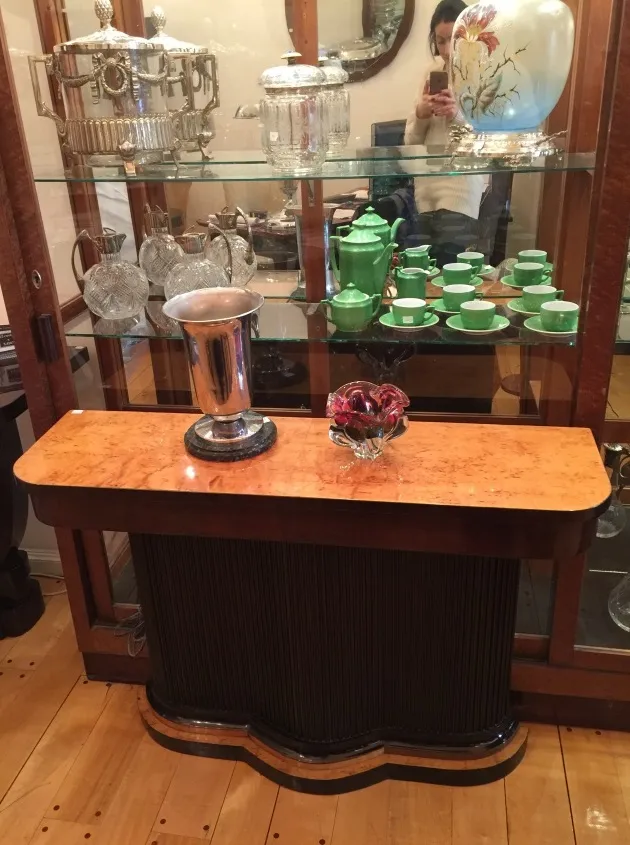 pezzo decorativo in vetro di murano antico con dettagli colorati