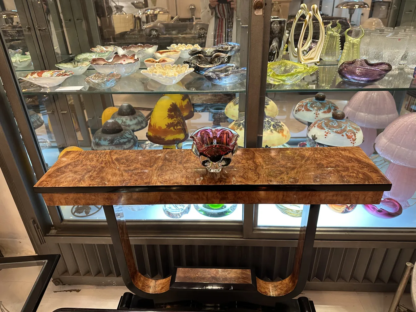 Cristallo di Murano antico decorato con colori vivaci e forme organiche, esposto tra i collezionabili