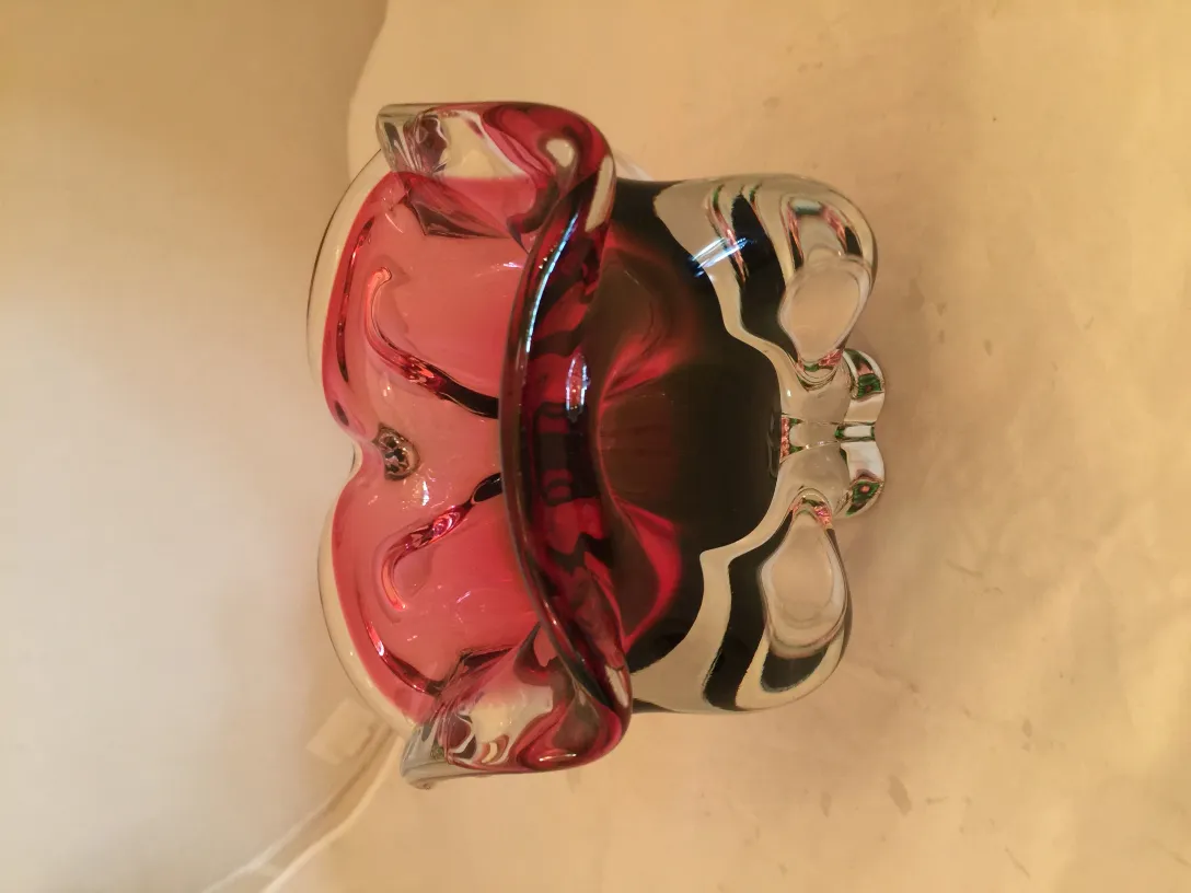 Antikes Murano-Glas in lebhaften Farben, wellenförmiges Design