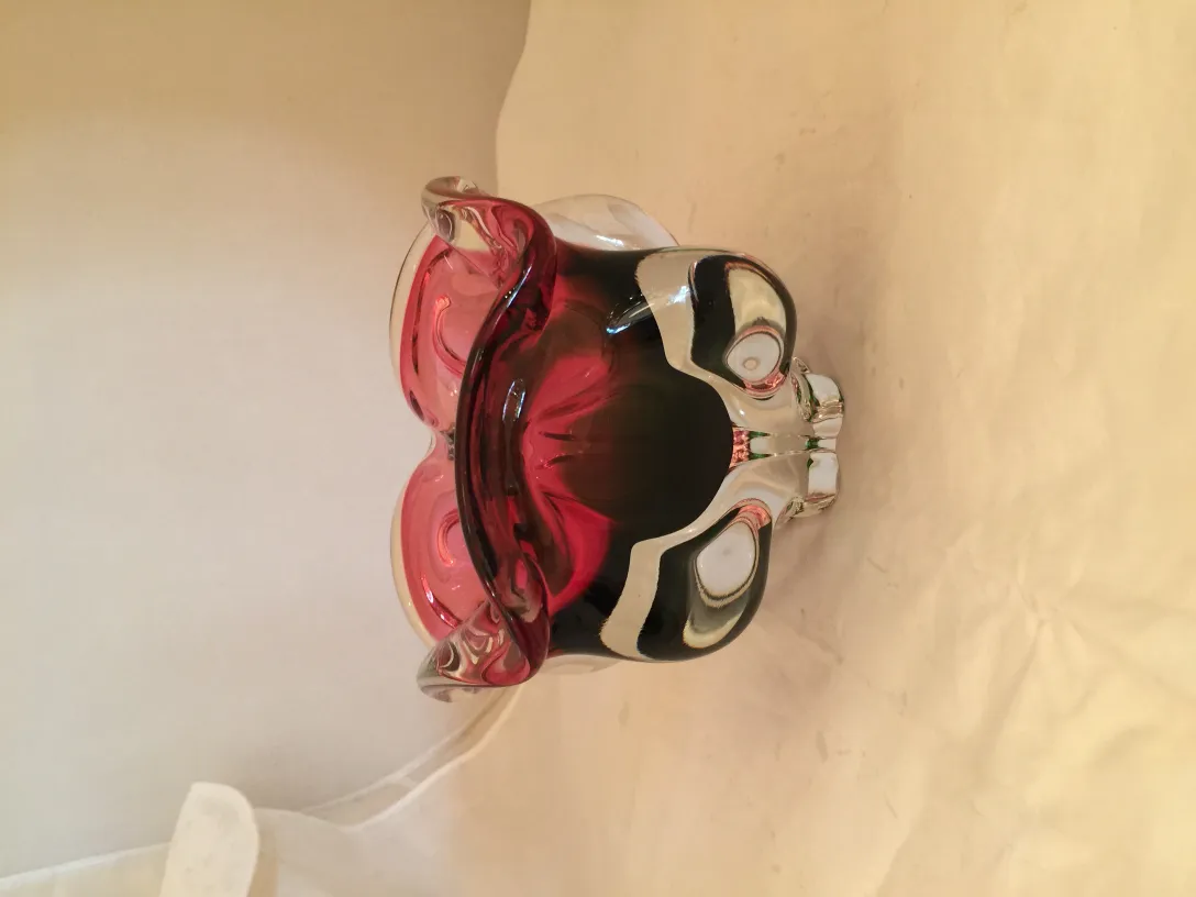 decorativo cristal de murano en tonos rojos y transparentes, con forma elegante