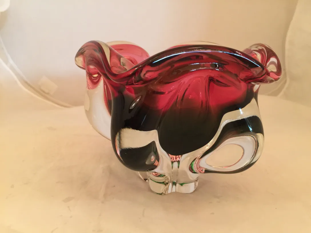 赤と黒の縁のあるアンティークのムラノガラスの装飾品