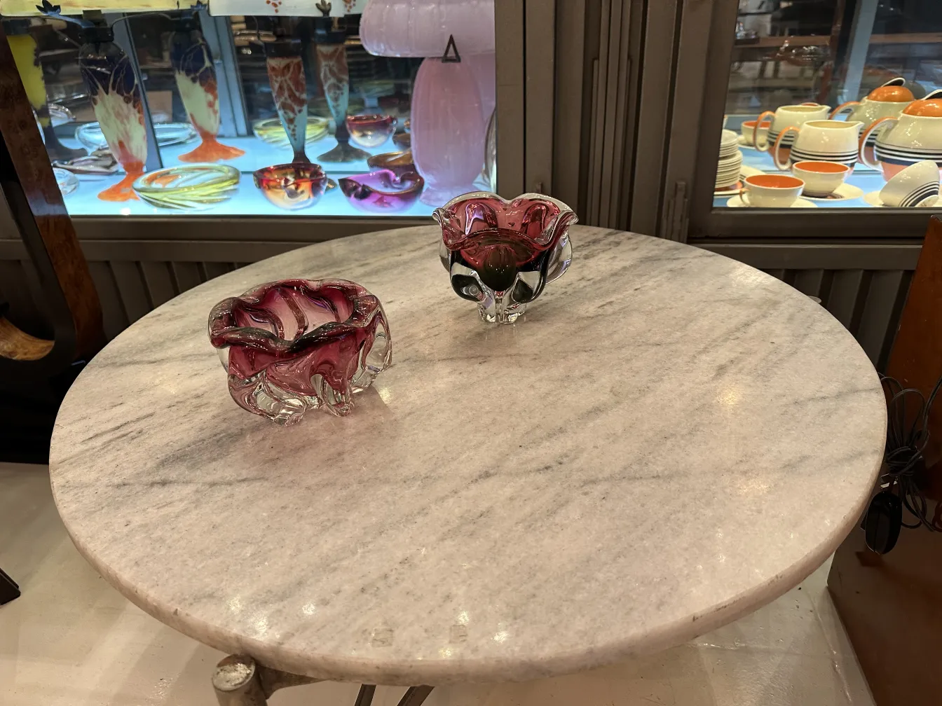 bol en cristal de murano avec détails rouges et noirs sur une table en marbre