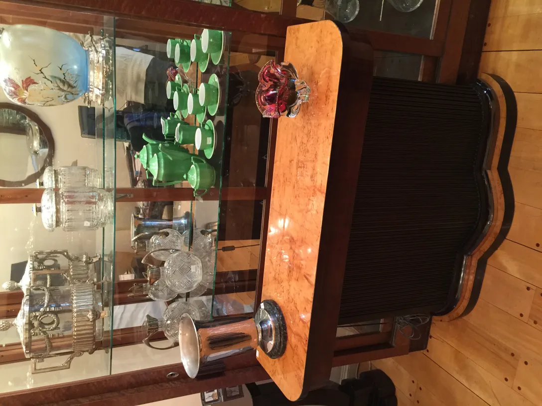 カラフルなトーンの古いムラーノガラスの装飾品