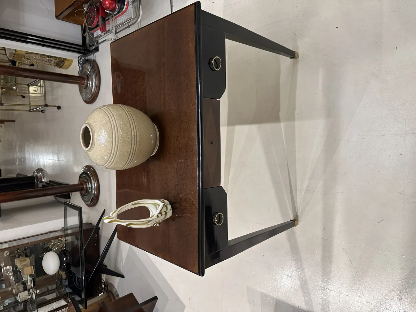 émail clair avec des détails décoratifs sur un fond ancien