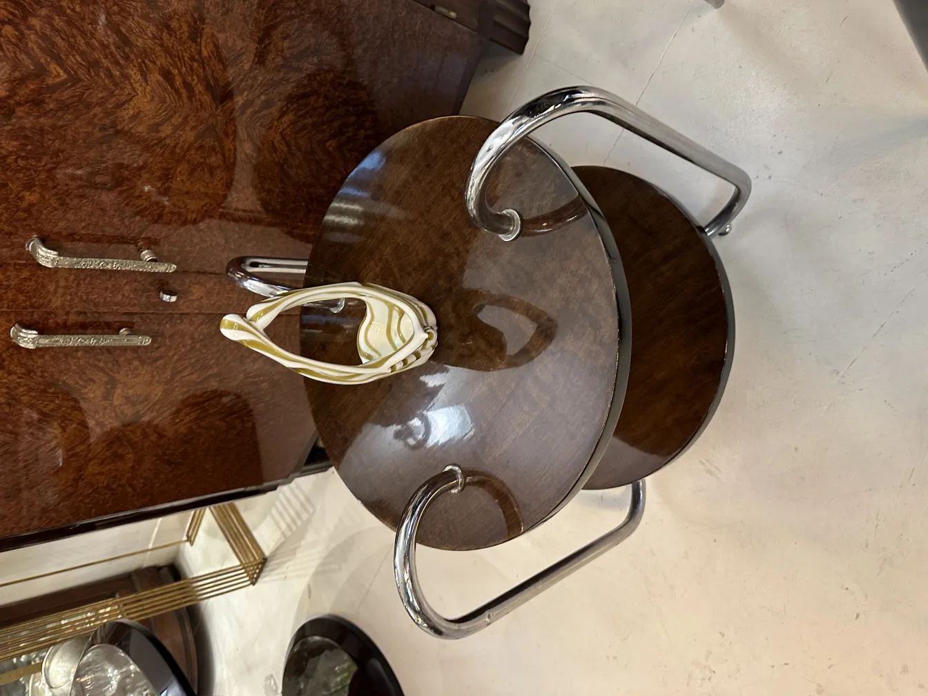 Antico vetro di Murano con decorazione dai colori tenui, su tavolo di legno.