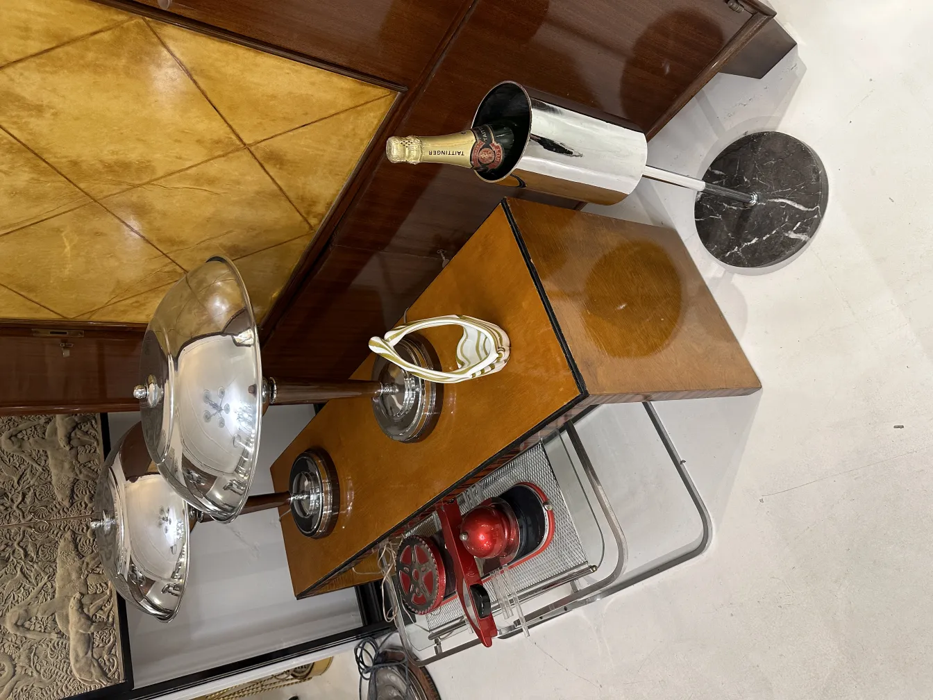 古董穆拉诺玻璃装饰品，色彩鲜艳，形状流畅。