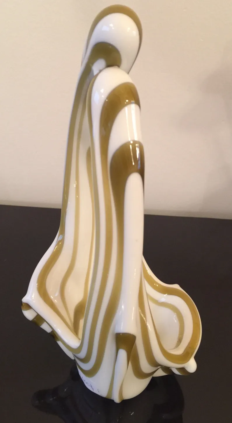 antica scultura in vetro di murano, striata bianca e marrone, su sfondo scuro