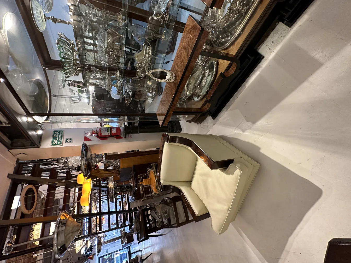 ancien cristal de murano avec formes décoratives et couleurs vives dans un cadre d'antiquités