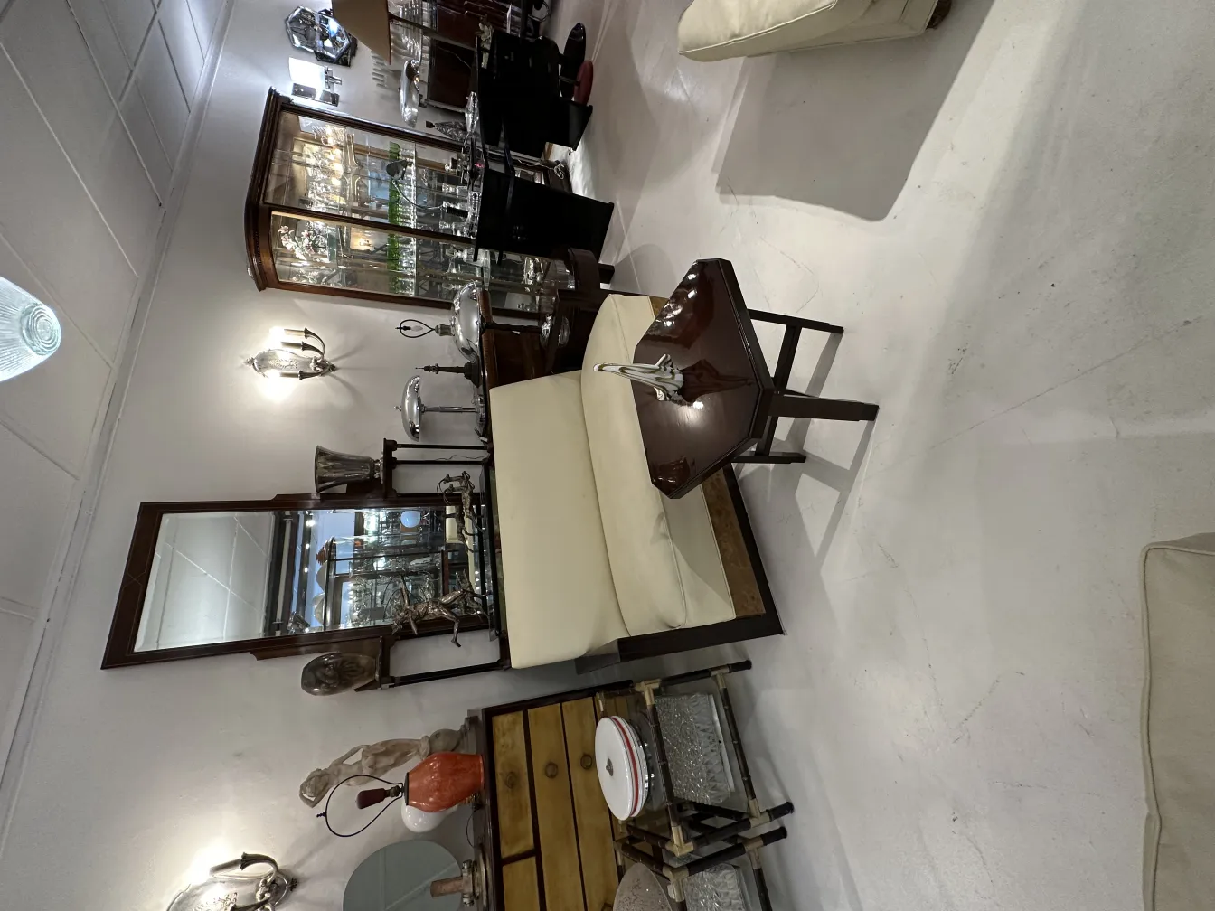 زخارف زجاج مورانو الأثرية في بيئة مريحة