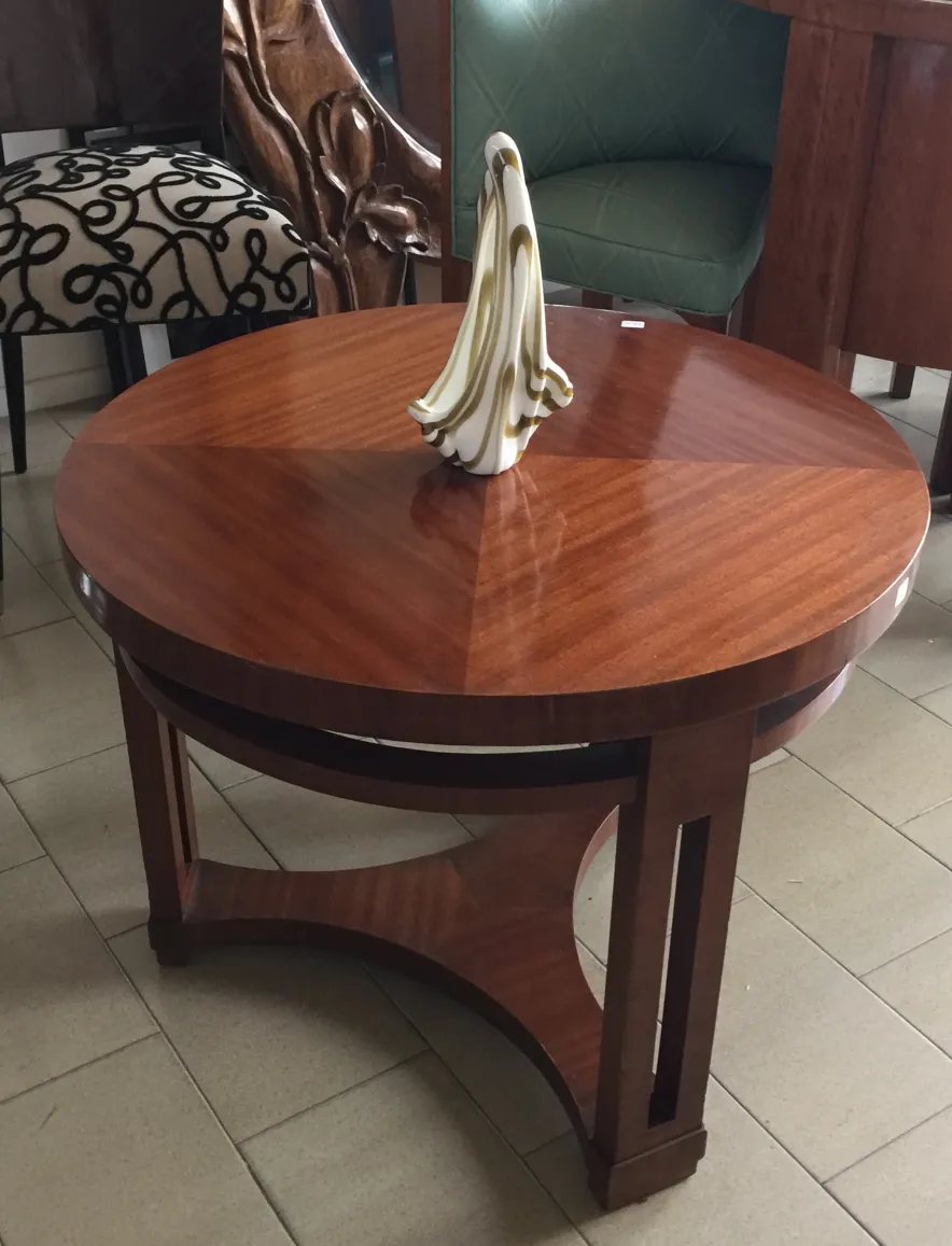 تمثال زجاج مورانو بتصميم أنيق.