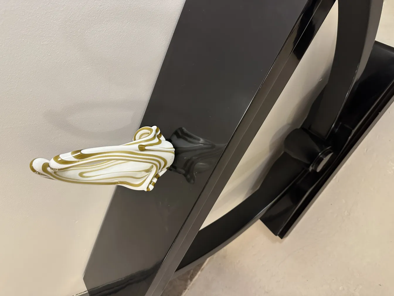 cristal de murano con colores blanco y dorado, diseño fluido, fondo oscuro