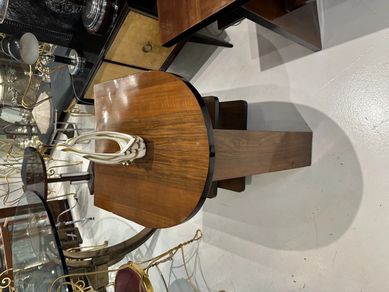 vase antico in vetro di murano con design ondulato