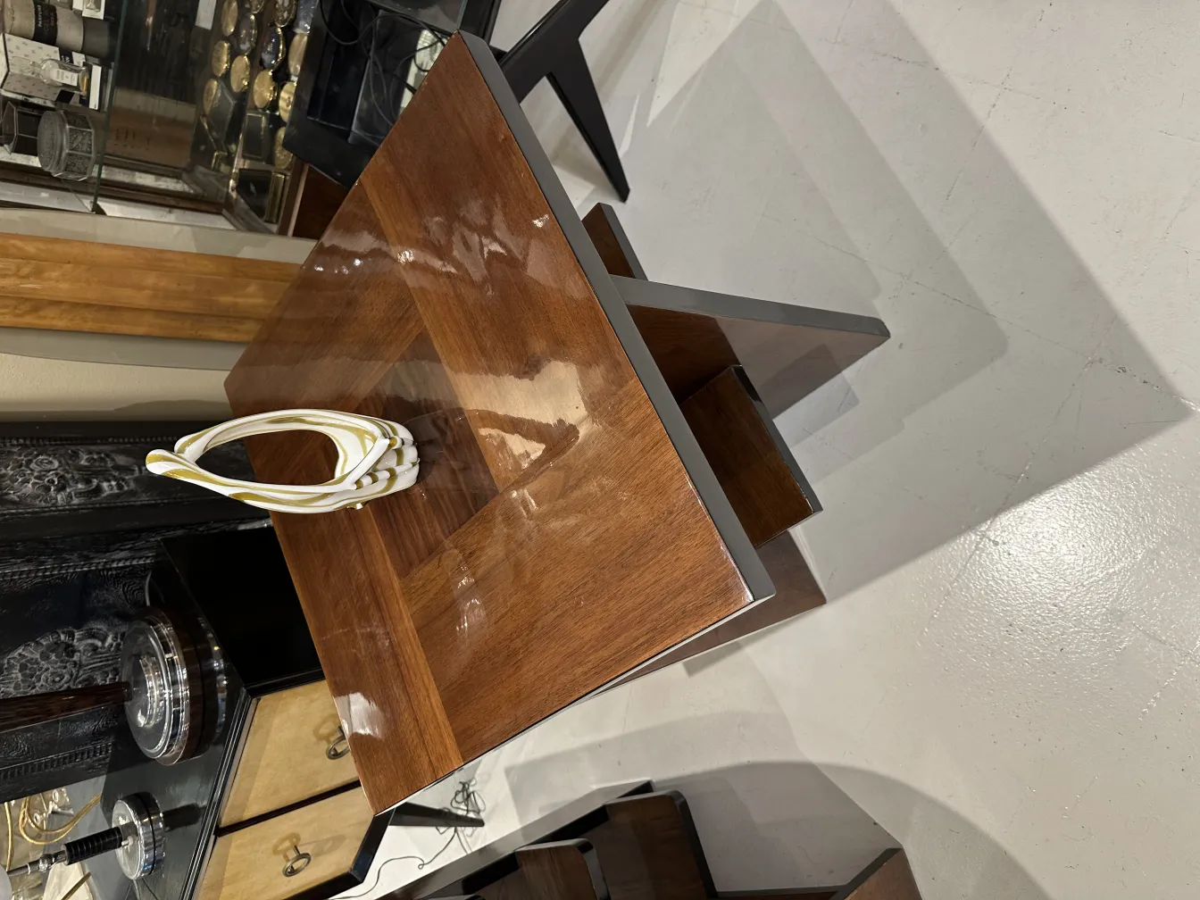 ancien cristal de murano avec des décorations blanches et dorées