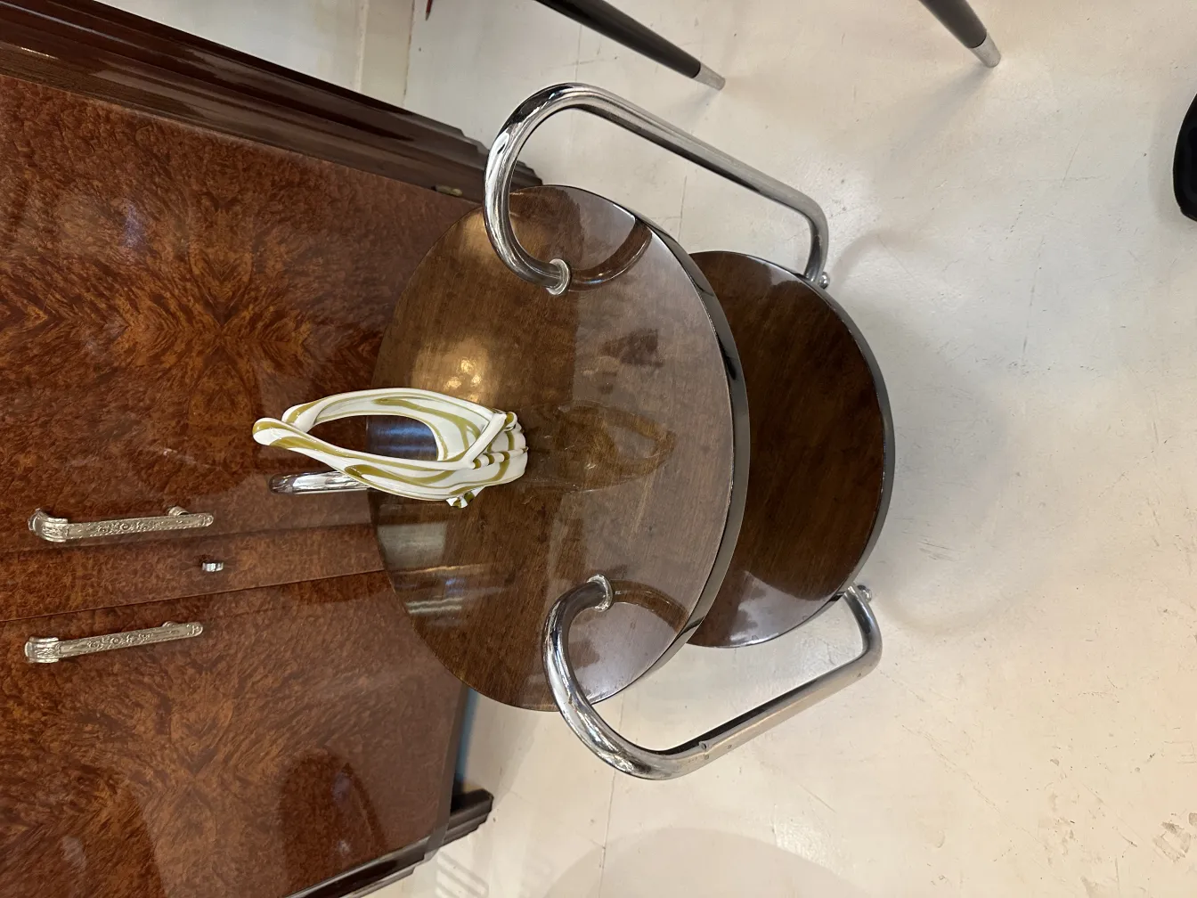 Antico vetro di Murano con dettagli dorati in un ambiente elegante.