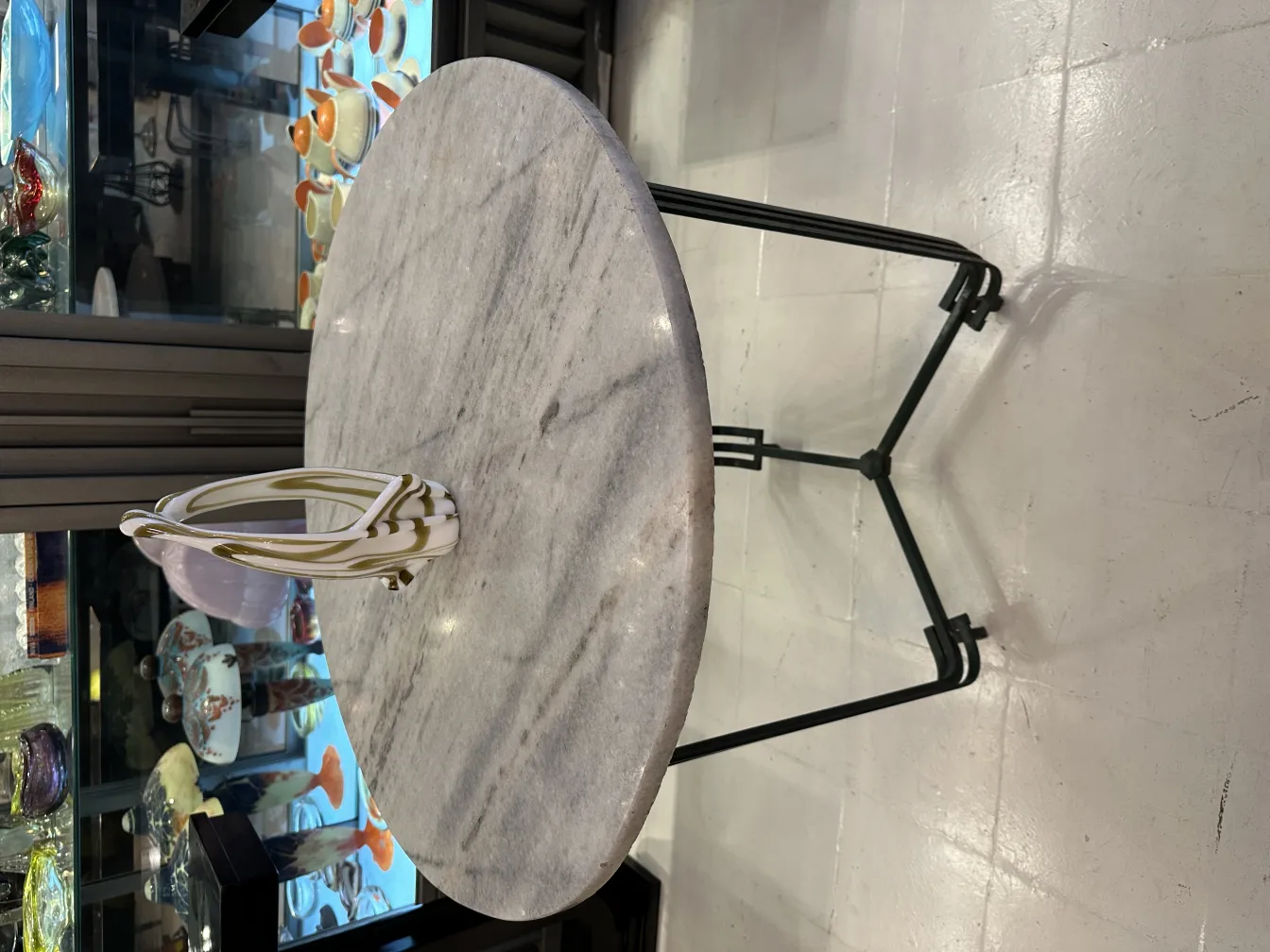 jarra antiga de vidro de Murano com decoração única, sobre mesa de mármore