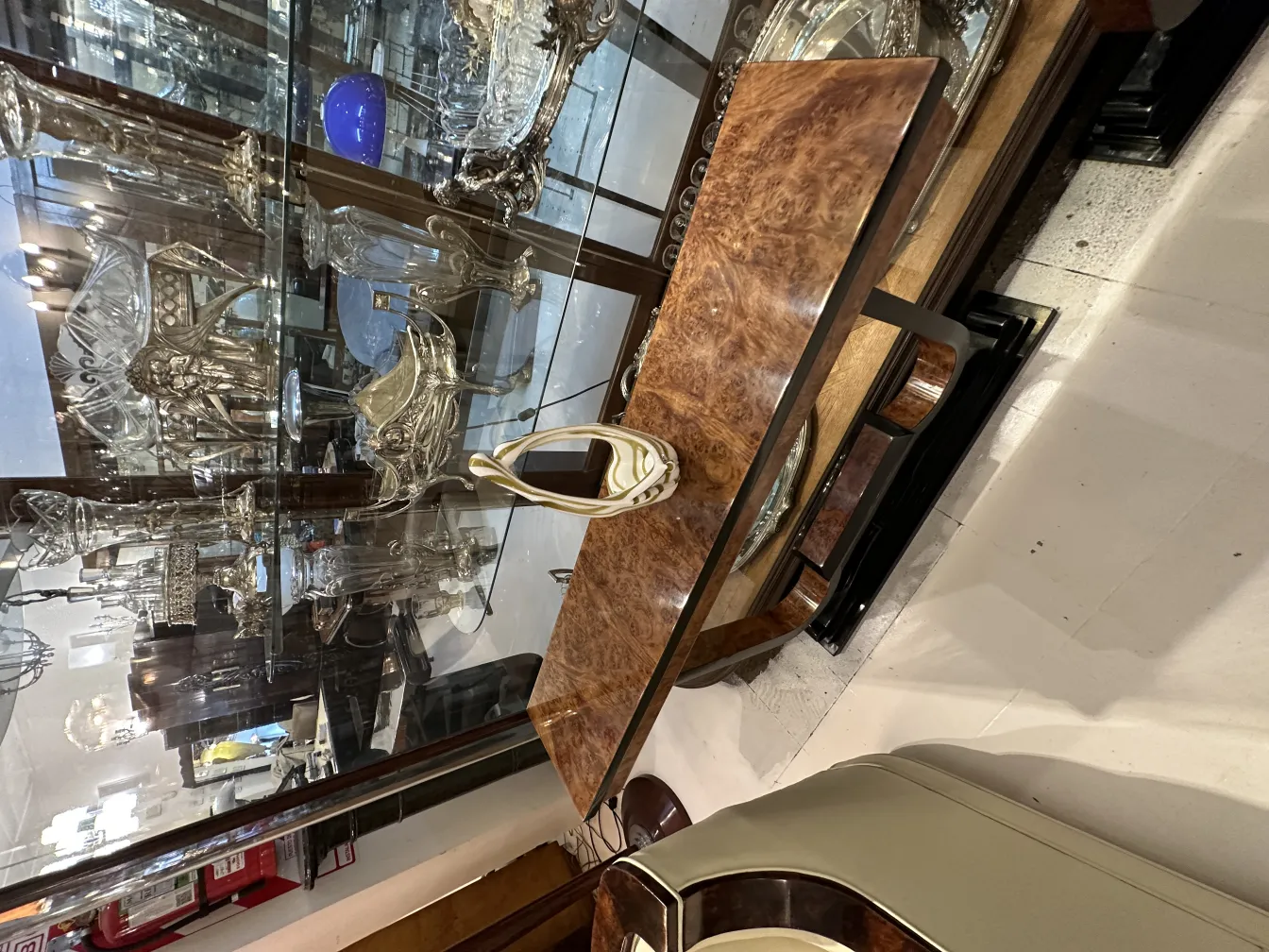 antiguidades decorativas em cristal de murano em exibição