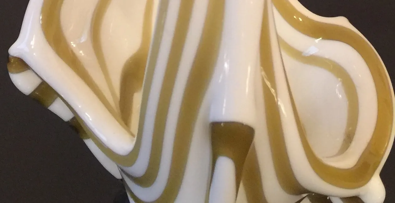 antikes Murano-Glas mit weißen und goldenen Kurven