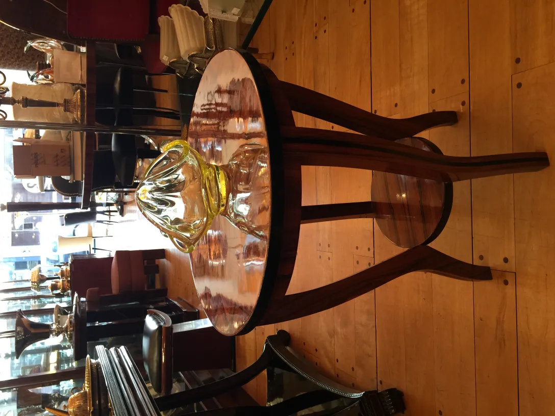 Adorno en cristal de murano amarillo sobre mesa antigua