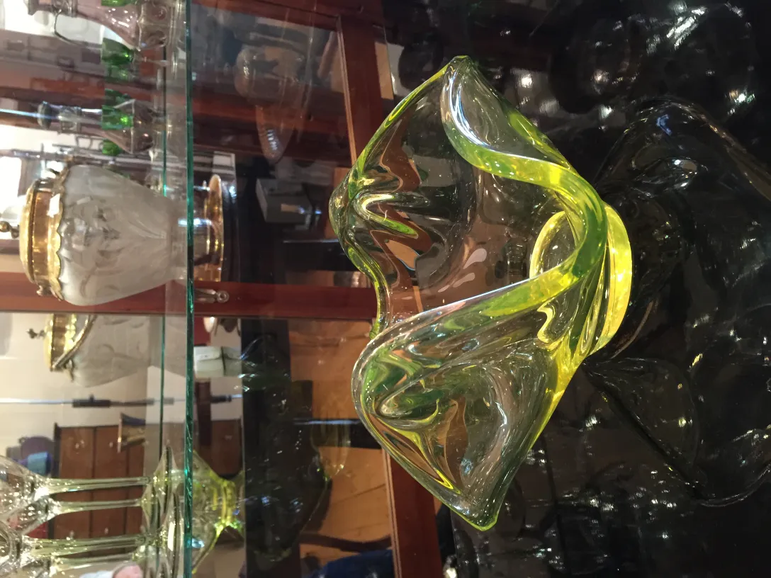 cristal de murano colorido com forma ondulada e brilho, em um ambiente antigo