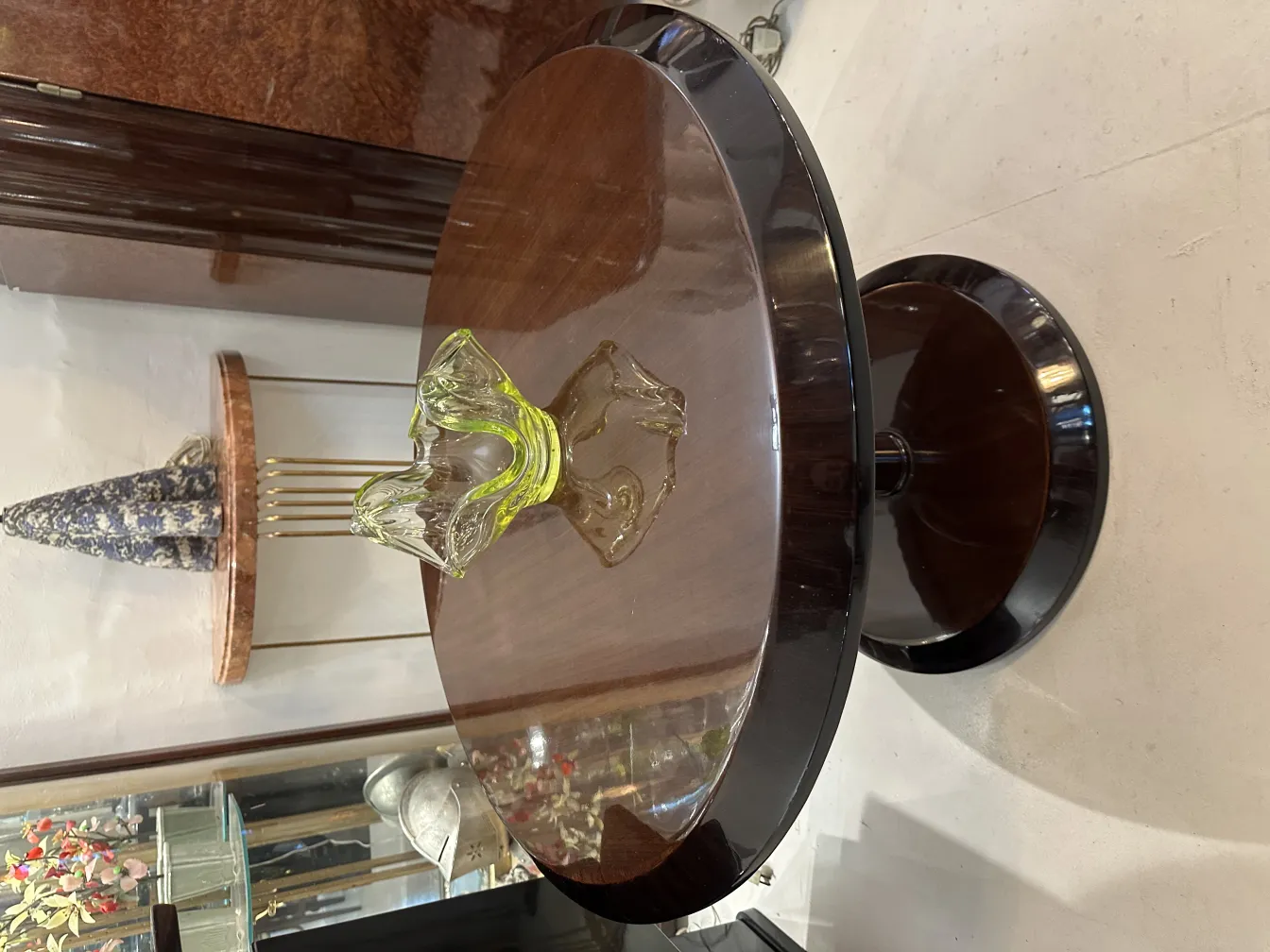 Antikes Murano-Glasstück mit gewellter Form und leuchtender grüner Farbe auf Kaffeetisch