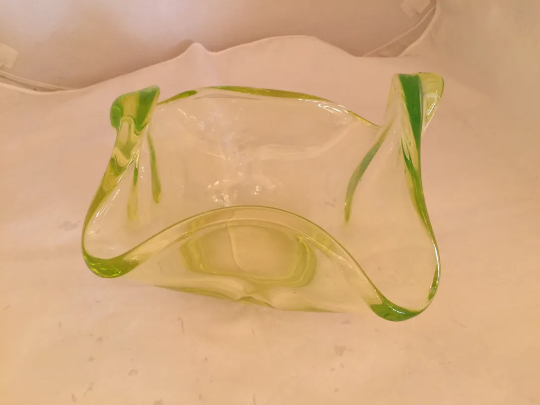 pieza de cristal de murano con curvas verdes y claras