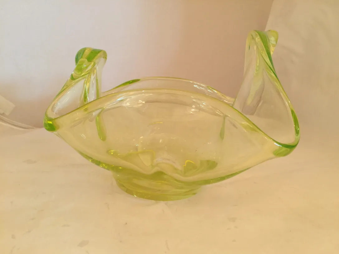 plat ancien en cristal de murano aux teintes vertes et jaunes