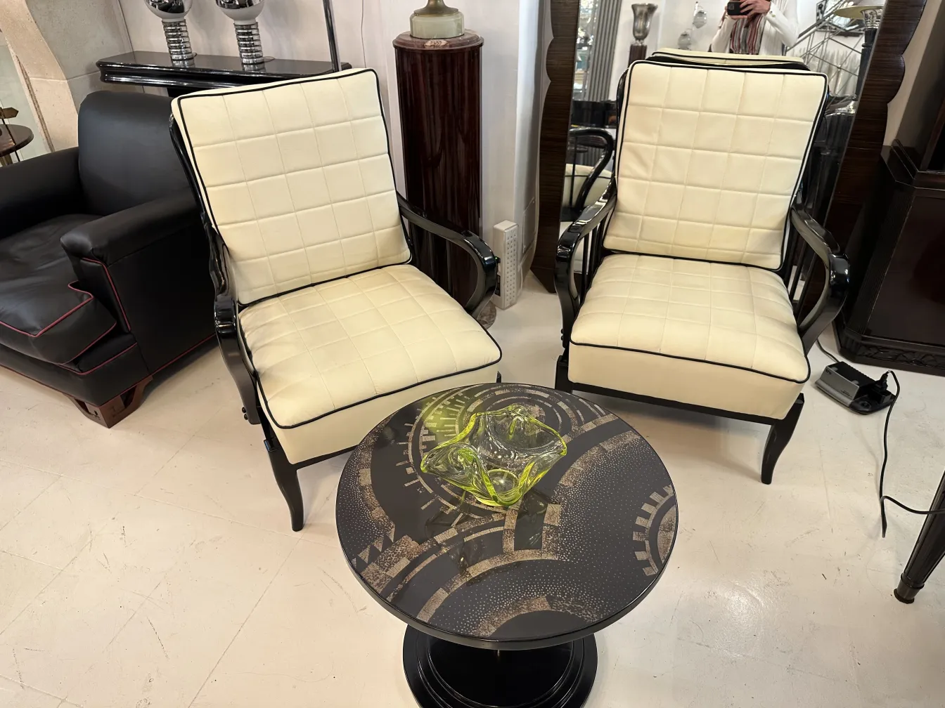 antigo cristal de murano em uma mesa decorativa