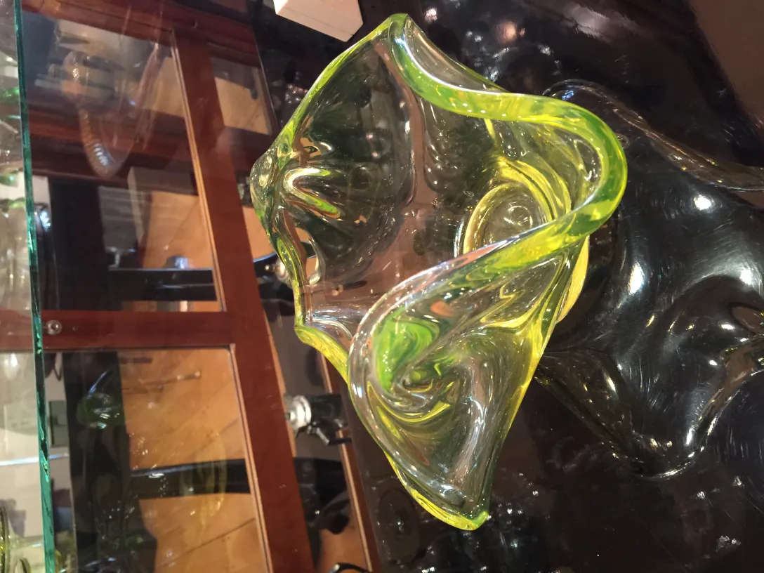 dekorative murano glas schüssel in grün mit eleganten formen