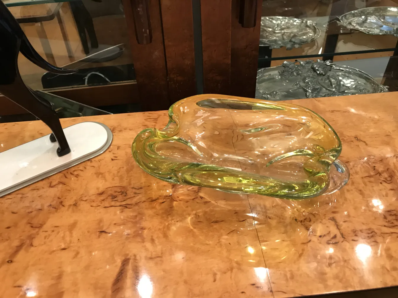 cristal de murano con forma curva y color amarillo claro