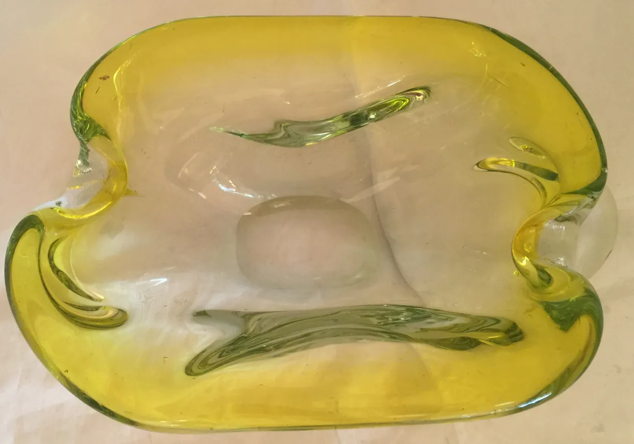 plat ancien en cristal de murano jaune avec formes ondulées