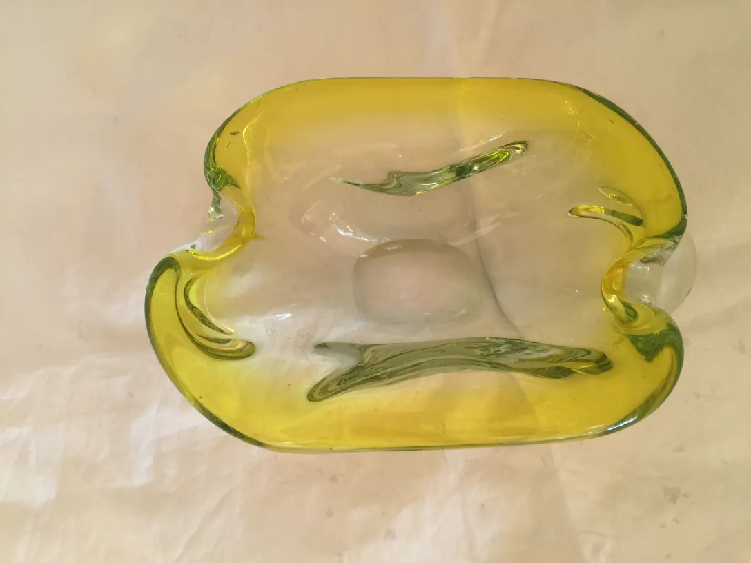 Cristal de Murano jaune avec forme ondulée et douce.