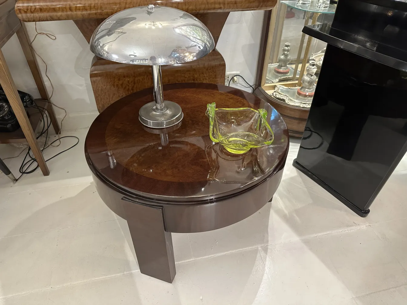 Cristal de Murano en color amarillo en una mesa con lámpara y decoración antigua