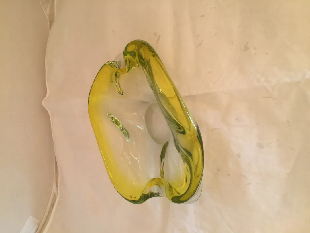 vase antico in vetro di murano giallo con forma ondulata