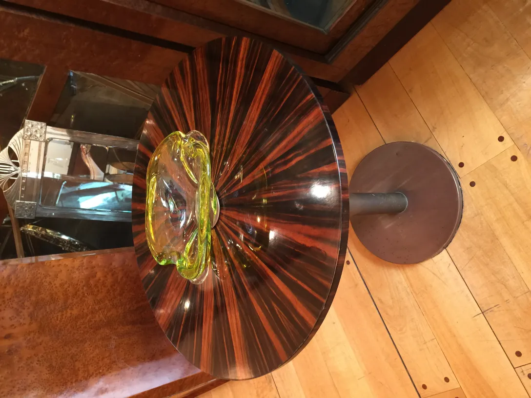 ancien cristal de murano à forme arrondie et couleur jaune sur la table