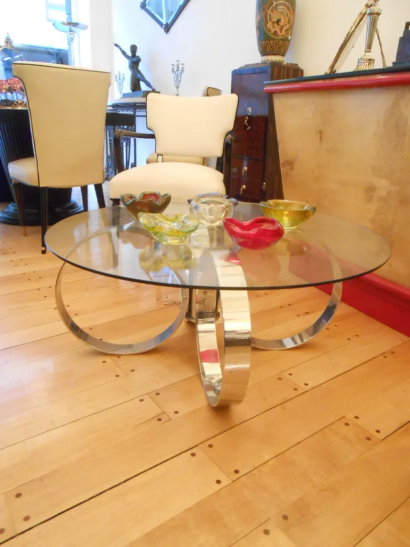 decorazioni di antiquariato in vetro di murano di varie forme e colori su un tavolo