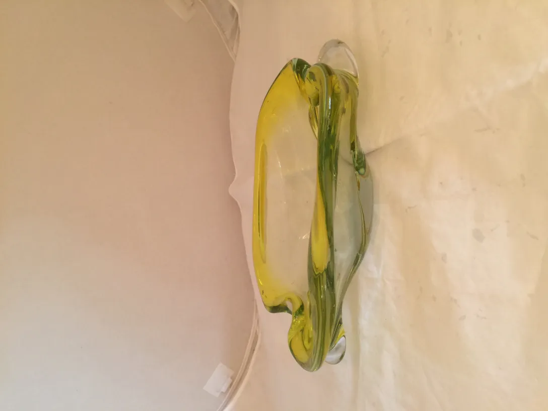cristal de murano taillé avec des couleurs jaune et vert