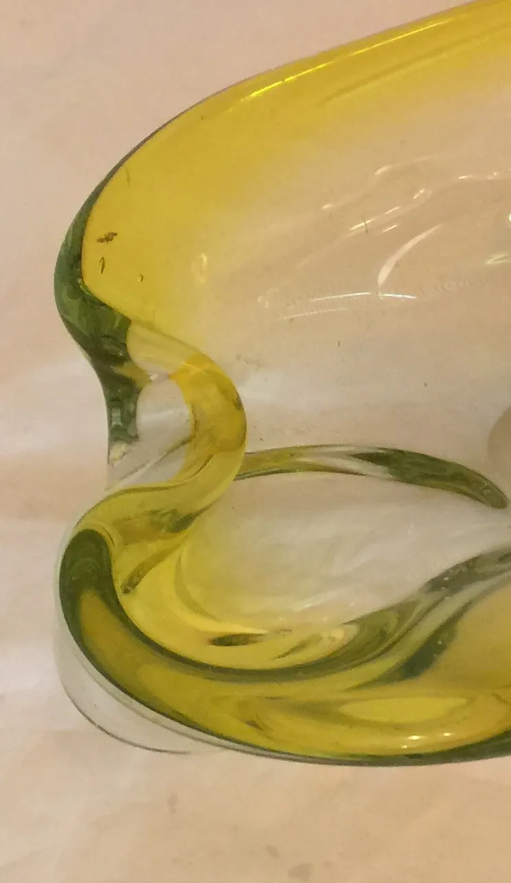 ciotola in vetro di murano con forme morbide e colore giallo