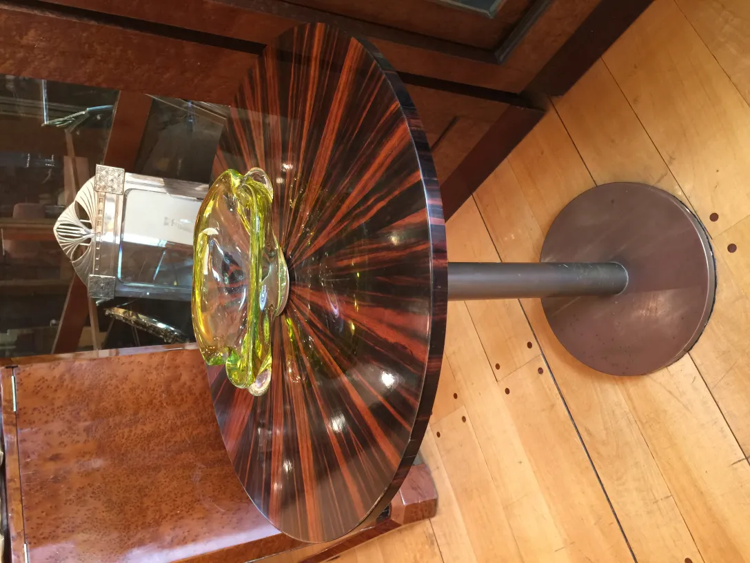 cristal de murano antigo sobre uma base com padrões vermelhos e amarelos