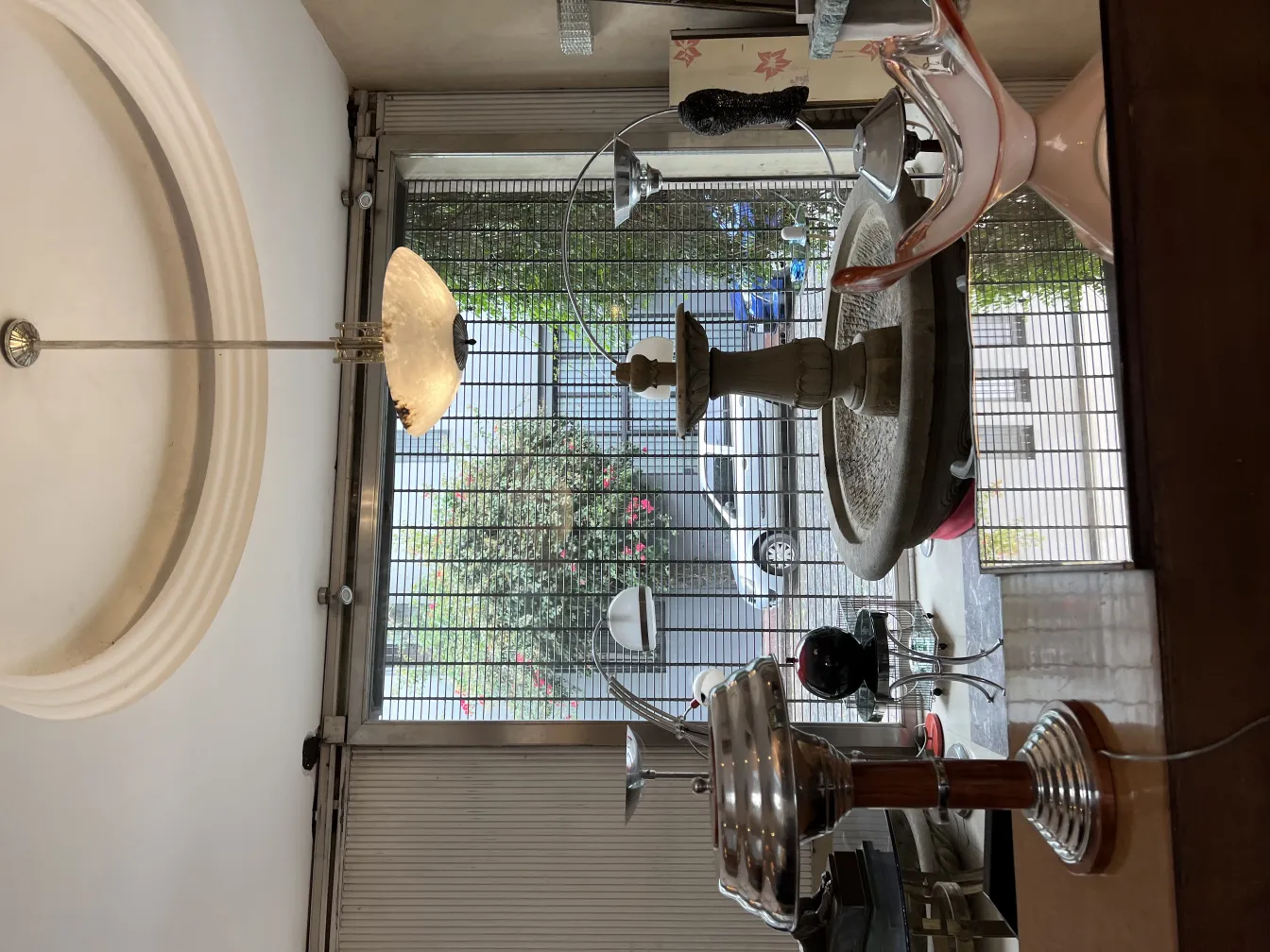 Alte Quelle mit Murano-Glas und dekorativen Lampen