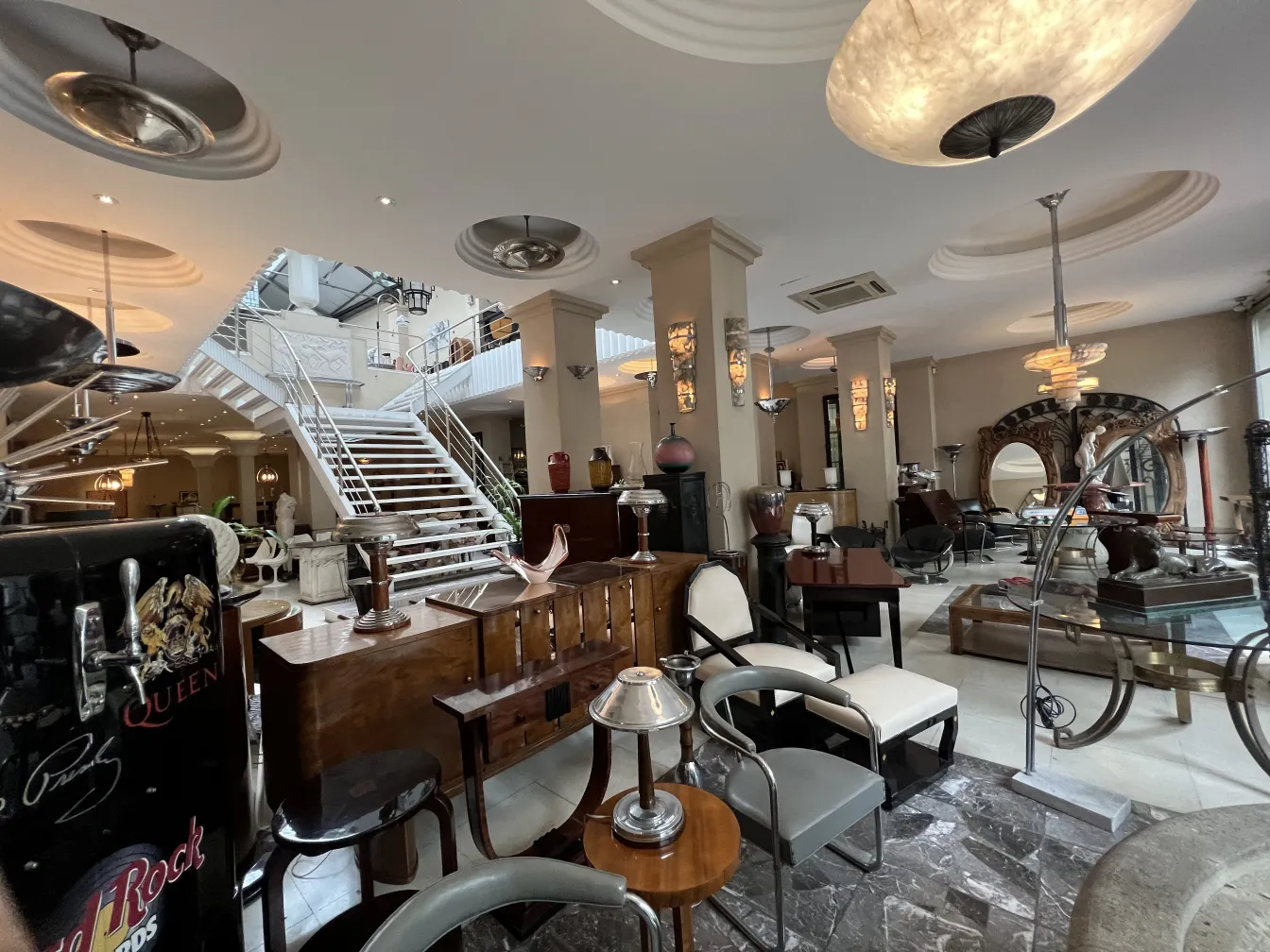 hermosa antigüedad de cristal de murano decorativo en un ambiente elegante