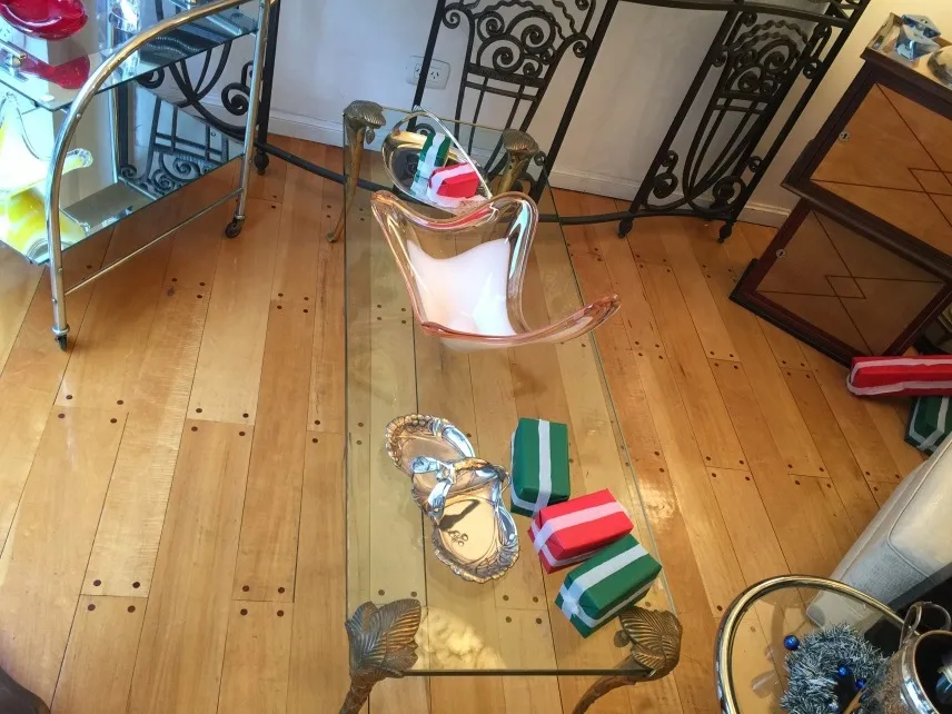 bellissimo vetro di Murano con forma elegante e colori vivaci, circondato da oggetti decorativi in un ambiente accogliente