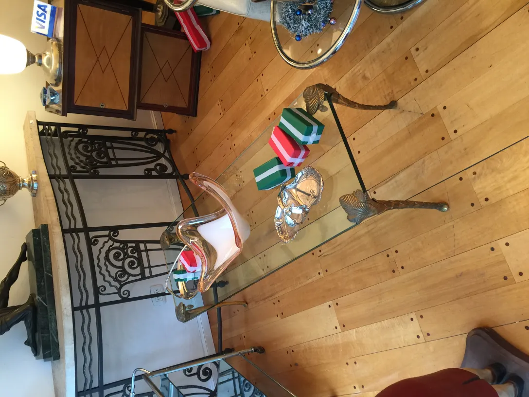 Cristal de Murano ancien avec des éléments décoratifs dans un cadre élégant